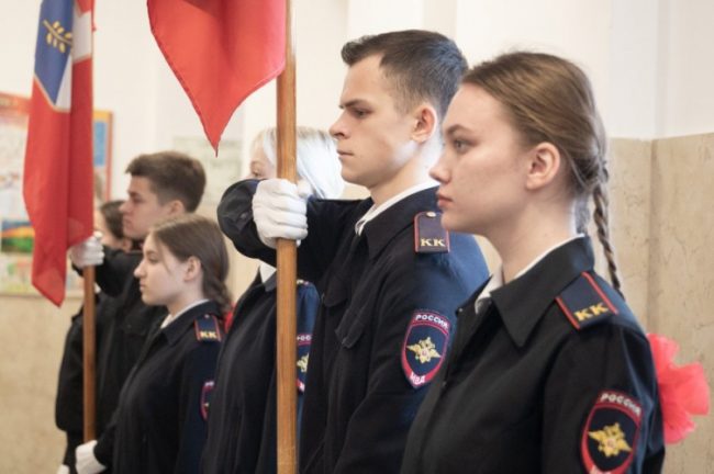 В школах Севастополя каждый понедельник проходят торжественные линейки с поднятием флагов