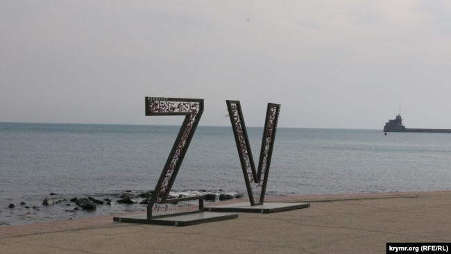 Буквы Z и V на набережной. Феодосия