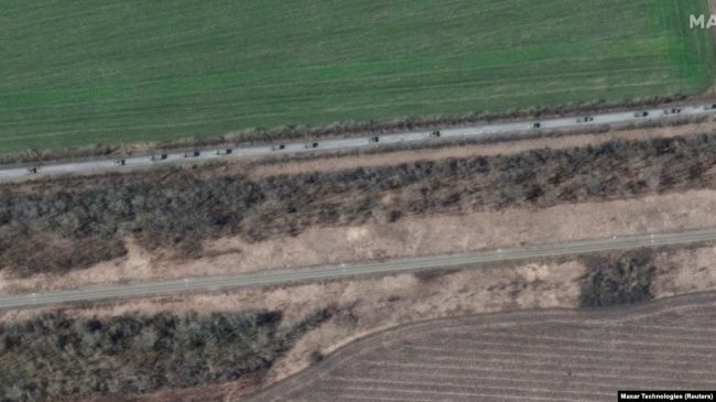 Американская компания Maxar Technologies в воскресенье опубликовала спутниковые снимки, на которых видно, как 12-километровая колонна российской военной техники движется по Харьковской области Украины.