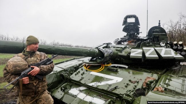 у поврежденного российского танка Т-72БЗ
