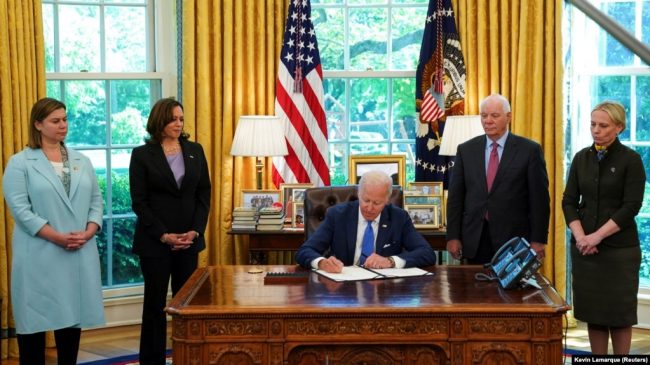 Президент США Джо Байден подписывает закон о ленд-лизе