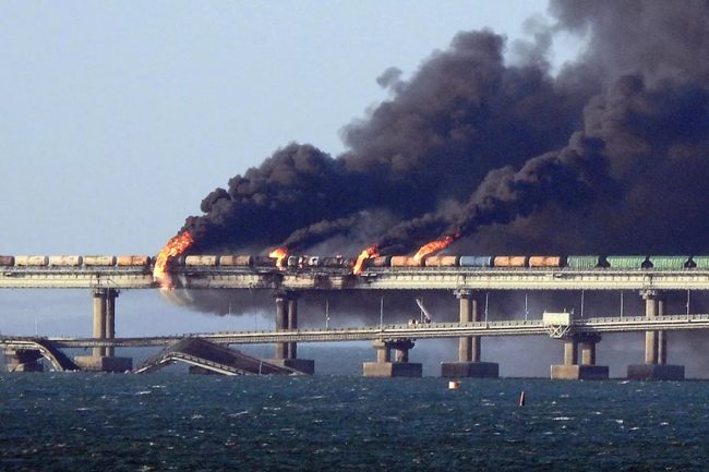 Взрыв с последующим пожаром на Керченском мосту произошел 8 октября