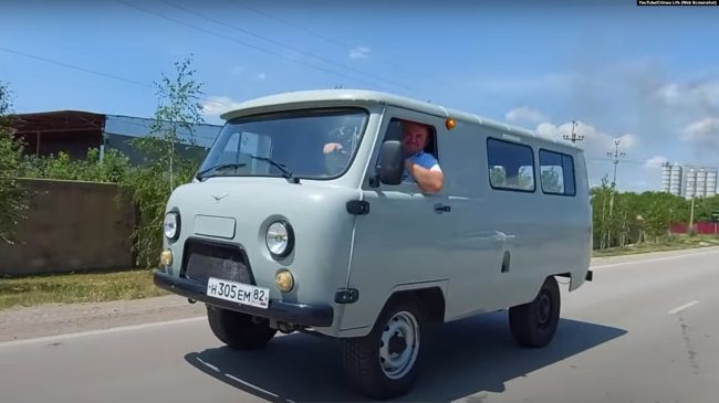 электромобиль на базе УАЗ-452, называемого в народе «буханкой»