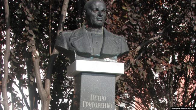 памятник генералу-диссиденту Петру Григоренко в Симферополе