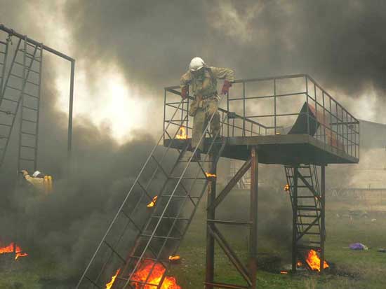 учебные испытания по проверке психологической и физической готовности пожарных пройти через огневую полосу