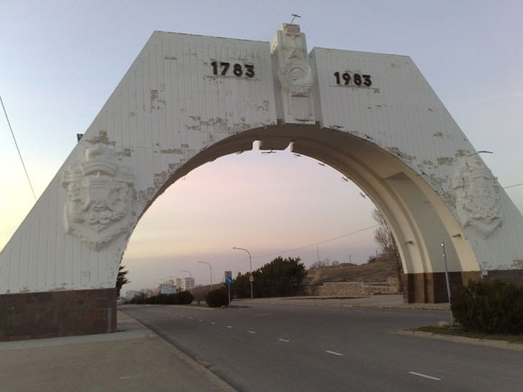арка в честь двухсотлетия города-героя Севастополя