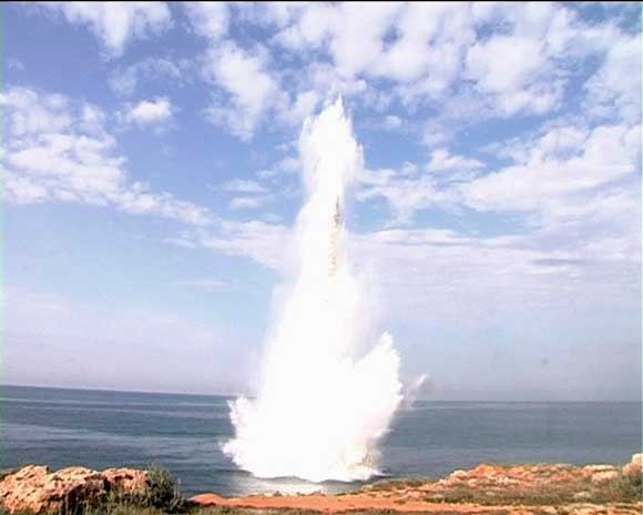 взрыв бомбы в море