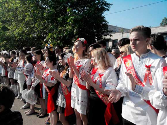 севастопольские выпускники в вышиванках