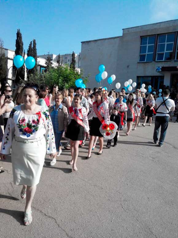севастопольские выпускники в вышиванках