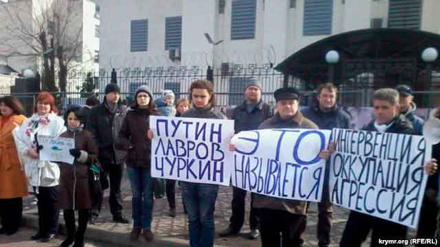 пикет у посольства России в Киеве против оккупации Крыма и политики России в отношении прав человека