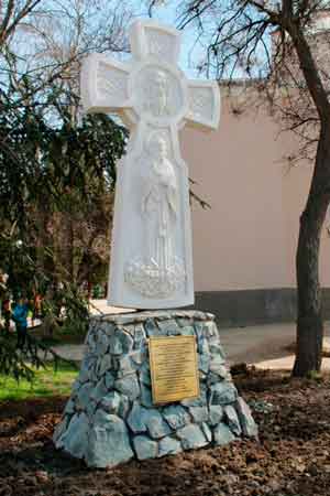 Поклонный крест на территории горбольницы №1 в Севастополе