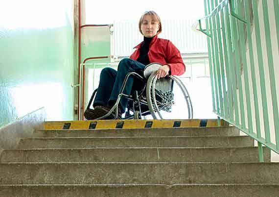 инвалид в коляске у лестницы