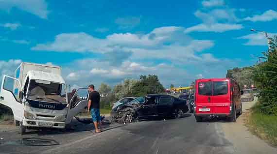 В Севастополе у бывшего железнодорожного переезда на Камышовской объездной произошло столкновение иномарки «Honda» с грузовиком «Foton» 