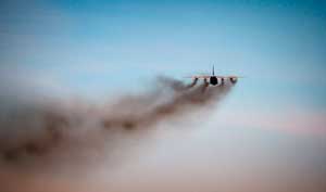 из хвостовой части самолёта вырываются языки пламени и валит сильный дым