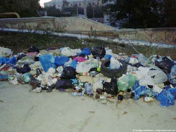 Горы мусора растут у стен военно-морского училища имени П.С. Нахимова