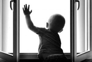 ребенок падает из окна