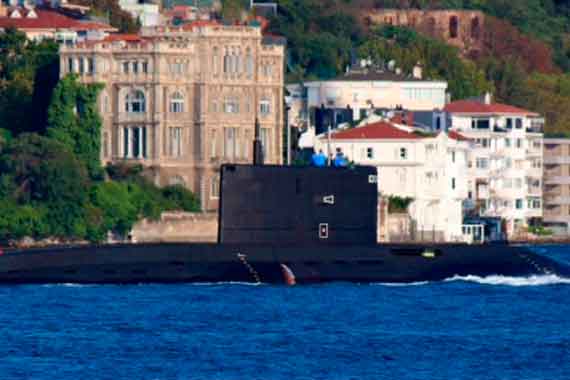 Утром 16 сентября через пролив Босфор в направлении Черного моря проследовала первая из шести новых подводных лодок Черноморского флота РФ 