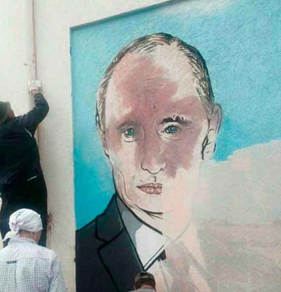 В Симферополе изображение Путина забросали неизвестным веществом