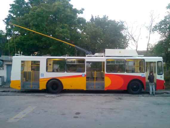 старенький троллейбус ЗиУ, ходивший под номером 1167, превращается в суперкар
