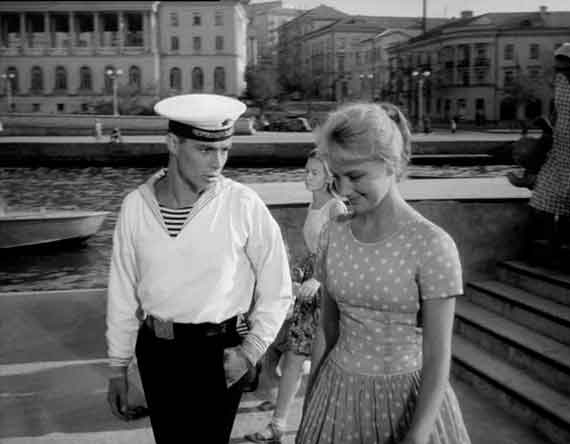 Севастополь, Артиллерийская бухта, матрос в увольнении. Кадр из фильма «Увольнение на берег» (1962 год).