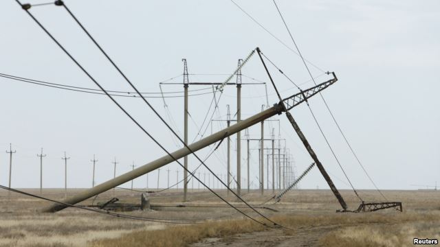 Херсонские энергетики приступили к ремонту высоковольтной линию «Каховская – Титан», по которой поставляется электроэнергия в Крым