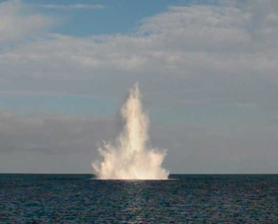 подрыв бомбы в море