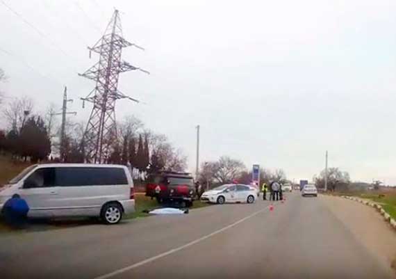 В Севастополе на Северной стороне водитель иномарки сбил женщину. ДТП случилось рано утром в субботу, 19 декабря, по улице Богданова, недалеко от Братского кладбища.