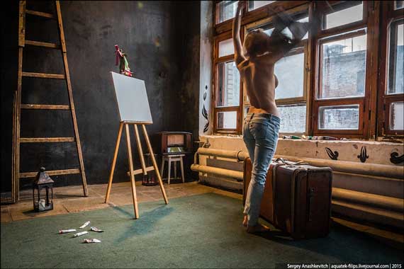 Севастопольская художница пишет картины грудью (фоторепортаж)