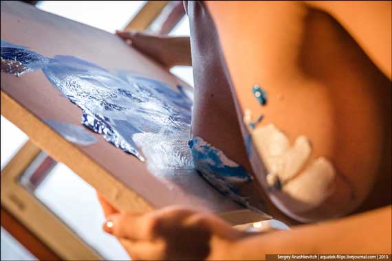 Севастопольская художница пишет картины грудью (фоторепортаж)