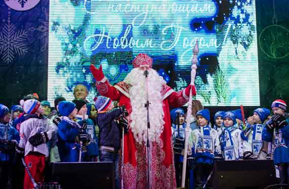 Всероссийский Дед Мороз открыл главную елку в Севастополе