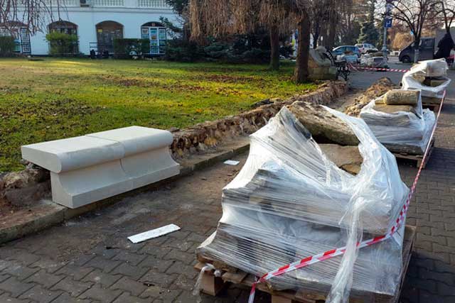 замена парапета на территории, окружающей памятник адмиралу Сенявину в Севастополе