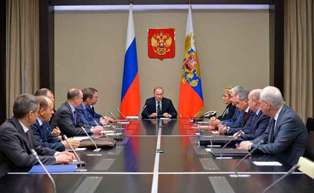 Владимир Путин провёл оперативное совещание с постоянными членами Совета безопасности