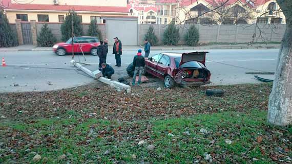 Днём 9 января на улице Фадеева в Севастополе произошла авария: иномарка врезалась в столб линии электропередач и повалила его.