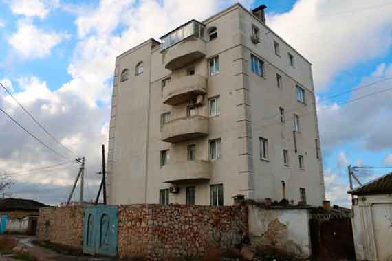 Севастополец построил индивидуальный жилой дом в 6 этажей на улице Гусева