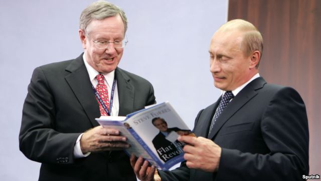 Главный редактор делового журнала «Форбс» (Steve Forbes) и Владимир Путин на встрече в Санкт-Петербурге. Июнь 2006 года
