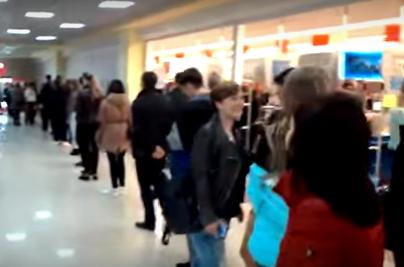 3 апреля многие стали свидетелями столпотворения людей в одном из торговых центров. Как говорят свидетели, причиной стала акция бутика «Библиотека Часов» в ТЦ Sea Mall, которая длилась всего 2 часа
