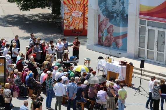 28 мая 2016 года, в субботу, состоялось торжественное Богослужение перед Римско-Католическим Храмом в Севастополе. Севастопольские католики вместе с гостями из приходов Крыма отметили праздник в честь Богородицы.