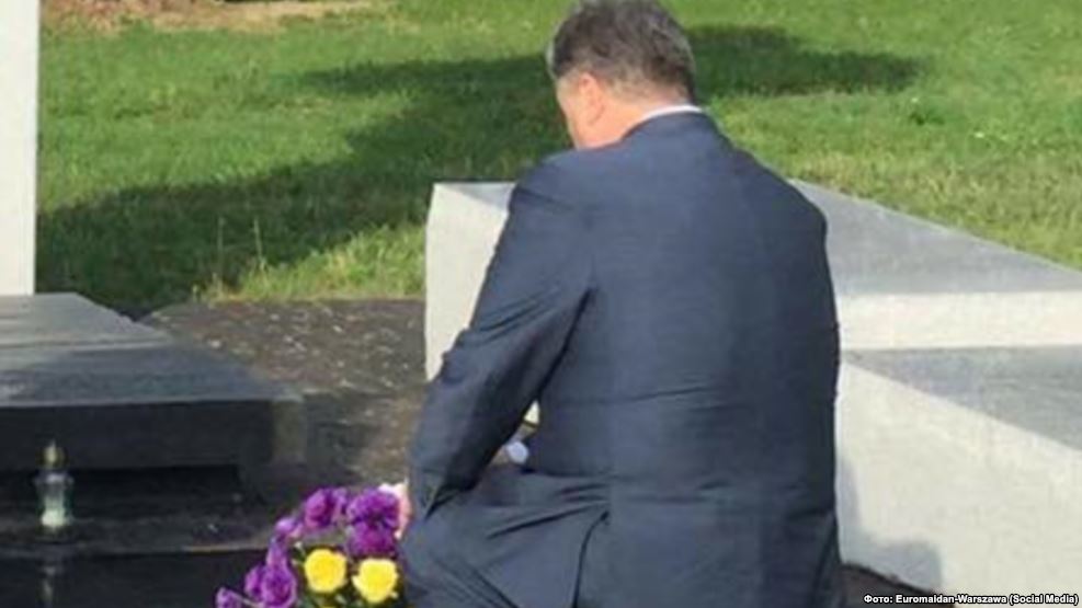 Петр Порошенко опустился на колено перед монументом жертвам Волынской трагедии.