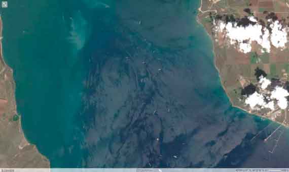 Спутниковый мониторинг морской воды в Керченском проливе показал неутешительные результаты. На полученных снимках даже без предварительной обработки видны основные источники загрязнения Керченского пролива.