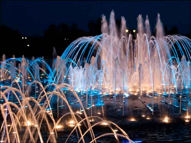 У Севастополя появится своя концепция фонтанов, согласно которой в городе построят 10 новых и будут реконструированы старые городские фонтаны. Большой фонтан в виде звезды хотят видеть в Парке Победы.