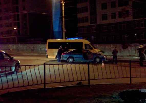Инцидент произошёл на улице Юмашева, столкнулись автомобиль Peugeot и маршрутка.