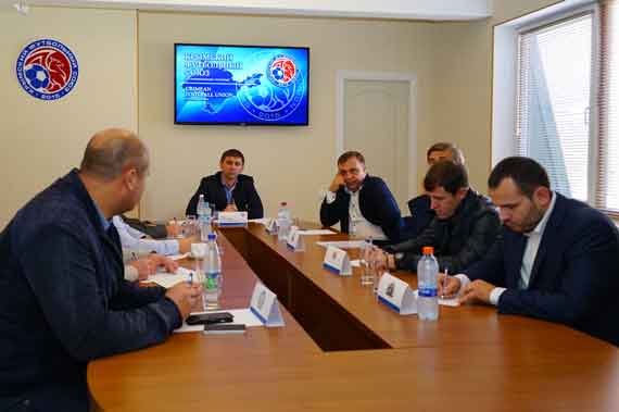 В штаб-квартире Крымского футбольного союза прошло рабочее совещание, в котором приняли участие президент КФС Юрий Ветоха и руководители футбольных клубов Премьер-лиги. 