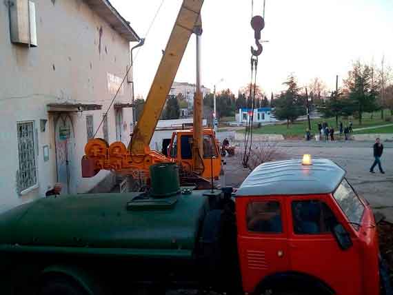 В Севастополе на улице Жидилова МАЗ съехал с дороги, разворотив бетонную подпорную стену.