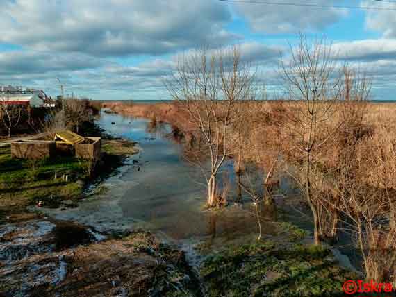 Река затопила часть прибрежной территории – в частности, небольшую лодочную станцию и участок возле гостиничного комплекса "Любоморье".
