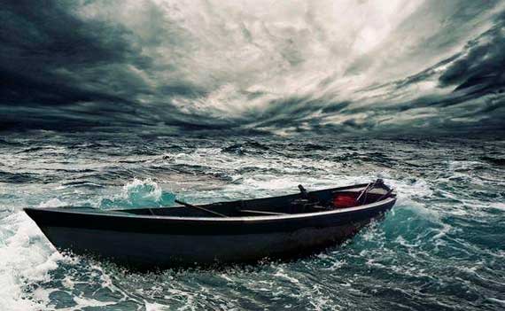 лодка в штормовом море