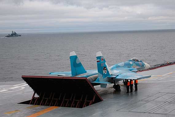 Российский истребитель Су-33 потерпел аварию в Средиземном море во время посадки на авианосец «Адмирал Кузнецов». Об этом говорится в сообщении Минобороны РФ.