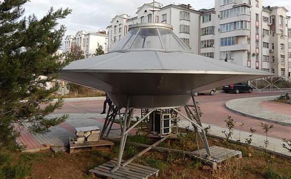 Неопознанный и временно не летающий объект стоит рядом с многоэтажным домом на улице Адмирала Фадеева.