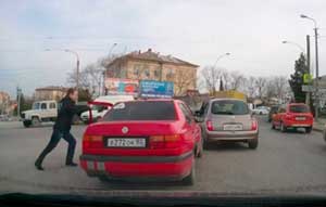 В Севастополе посреди дороги подрались понаехавшие водители (видео)