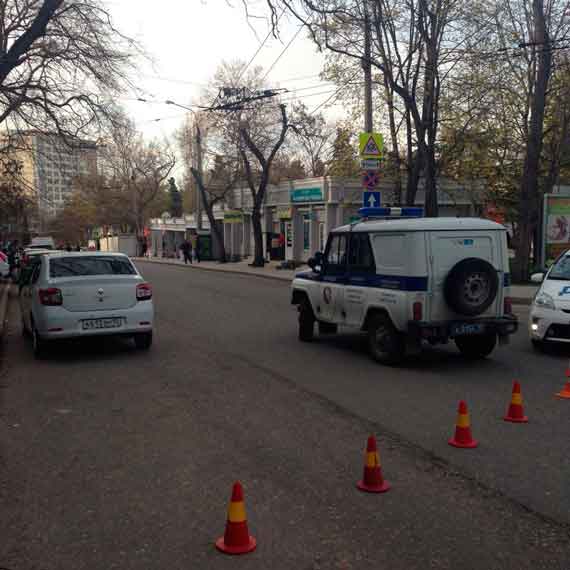 Массовая истерия после теракта в Санкт-Петербурге нарастает. Сегодня с 16:30 до 17:00 остановку «Центральный рынок» оцепили полицейские.