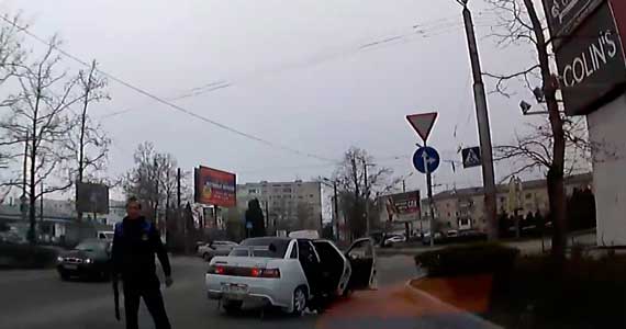 Севастопольская полиция проводит проверку по факту инцидента, случившегося 7 апреля в районе торгово-развлекательного центра «Муссон», где вооруженный пассажир ВАЗа угрожал водителю.